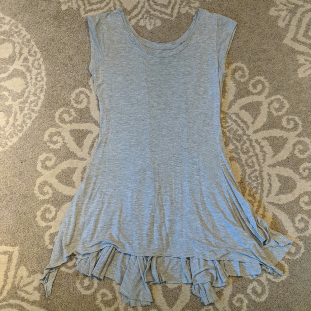 Flowy, light gray top.